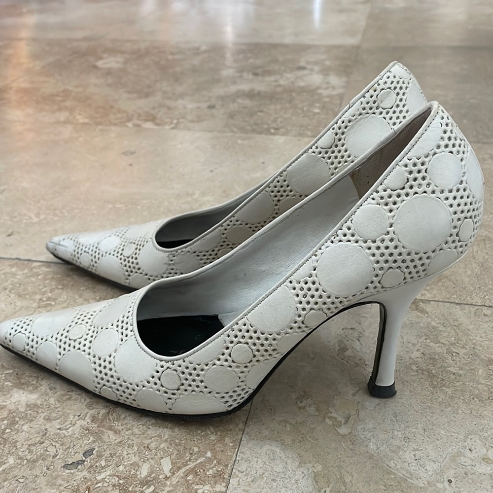 LAST DAY DEC. 10.  
. MOVING. VIA SPIGA FANTASTIC WHITE HEELS